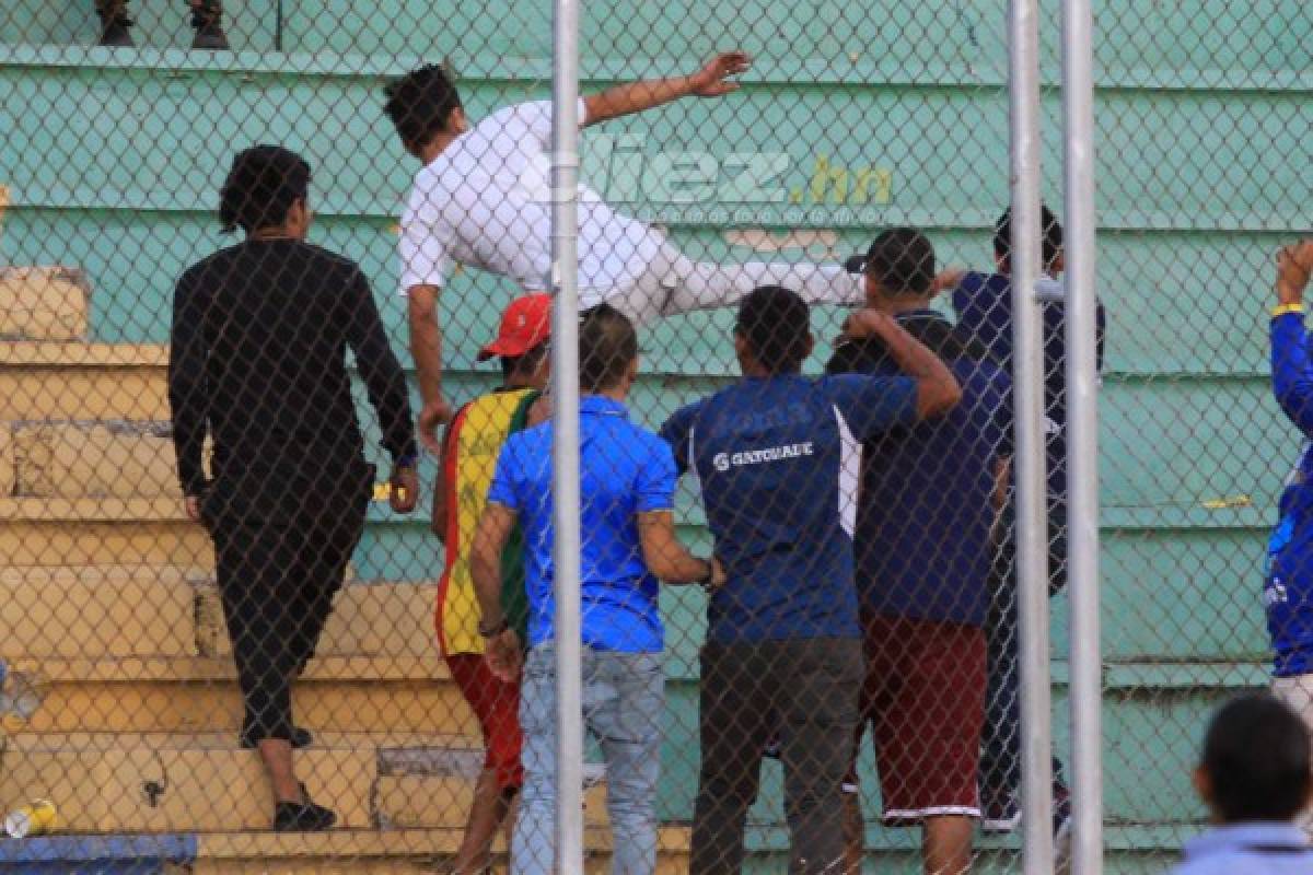 No viste en TV: Pelea en las gradas y la entrada de Bodden a Walter Martínez