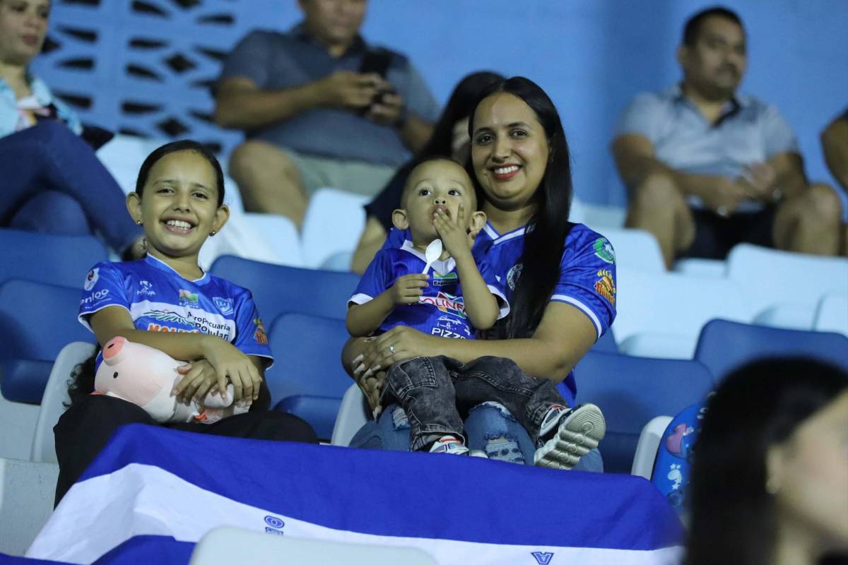 ¿Quién es la guapa colocha que robó suspiros en La Ceiba? La belleza y las familias coparon el duelo Victoria vs Olimpia