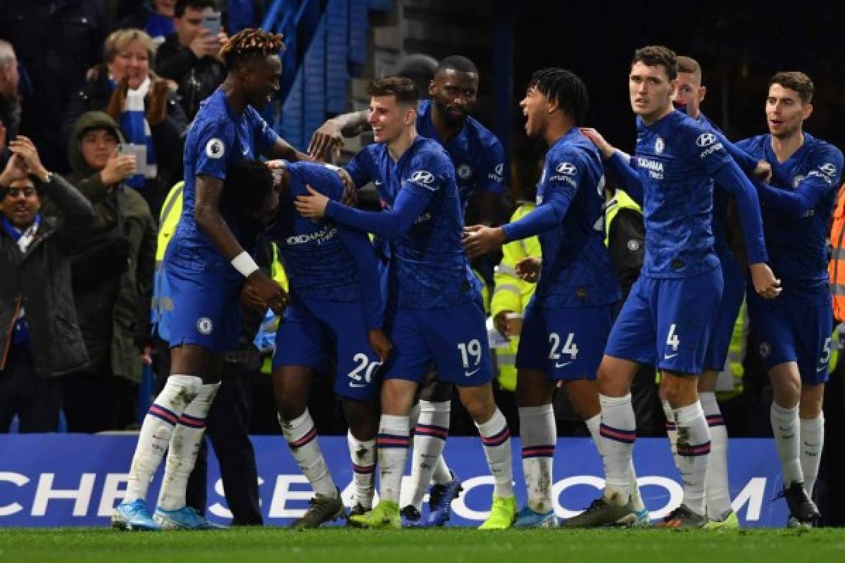 Chelsea's English midfielder Callum Hudson-Odoi (2L) celebrates with teammates after scoring his team's third goal during the English Premier League football match between Chelsea and Burnley at Stamford Bridge in London on January 11, 2020. (Photo by Ben STANSALL / AFP) / RESTRICTED TO EDITORIAL USE. No use with unauthorized audio, video, data, fixture lists, club/league logos or 'live' services. Online in-match use limited to 120 images. An additional 40 images may be used in extra time. No video emulation. Social media in-match use limited to 120 images. An additional 40 images may be used in extra time. No use in betting publications, games or single club/league/player publications. /