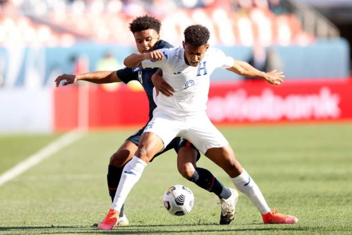 DENVER, COLORADO - JUNE 03: Weston McKennie #8 of USA fights for the ball against Antony Lozano #9 of Honduras in the first half during Game 1 of the Semifinals of the CONCACAF Nations League Finals of at Empower Field At Mile High on June 03, 2021 in Denver, Colorado. Matthew Stockman/Getty Images/AFP== FOR NEWSPAPERS, INTERNET, TELCOS & TELEVISION USE ONLY ==
