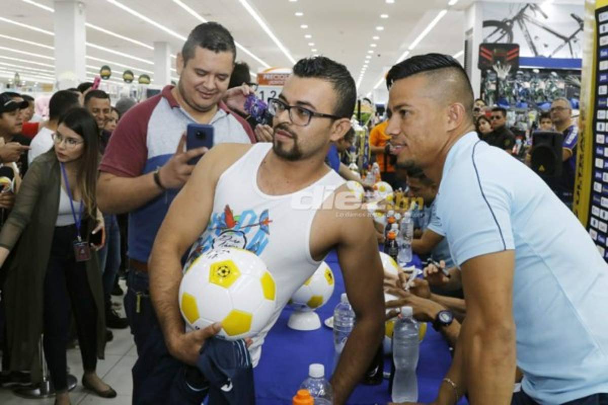 Dos chicas hermosas: Afición del Motagua acuerpa a su equipo previo al clásico ante Olimpia
