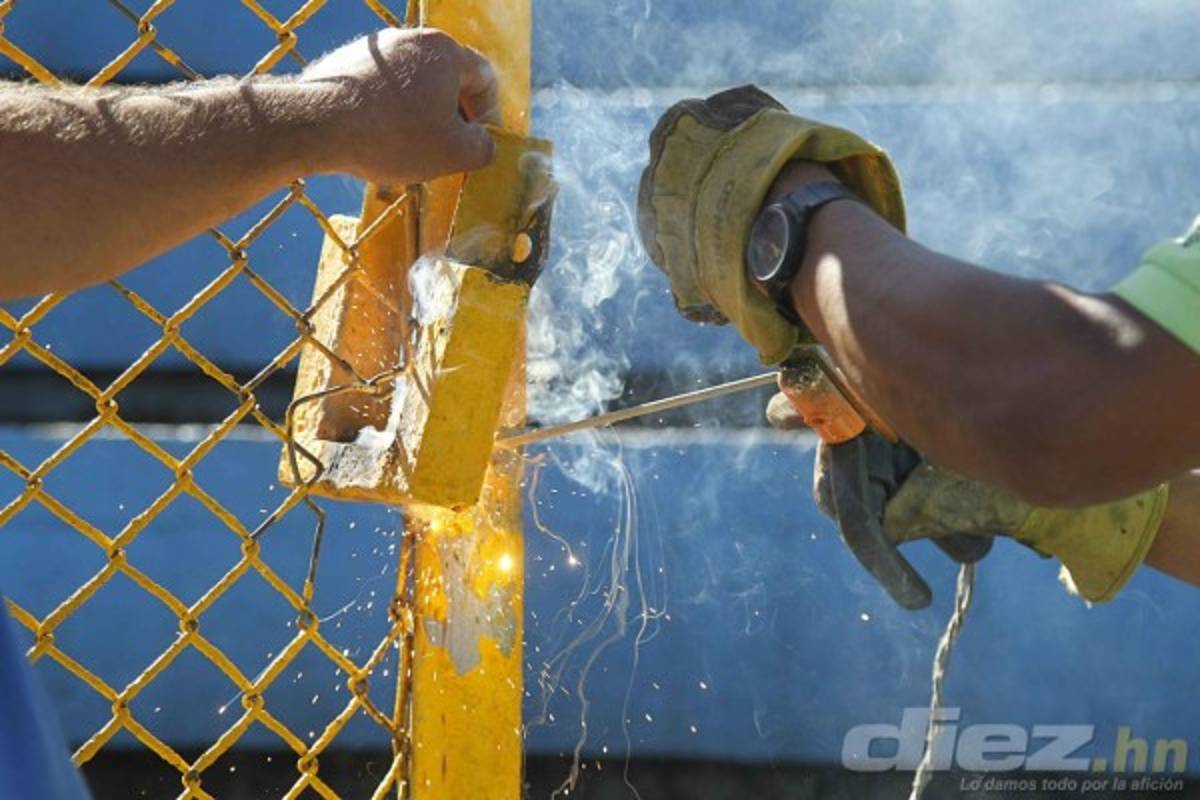 Botellas de vidrio, portones rotos y piedras, así amaneció el estadio Morazán