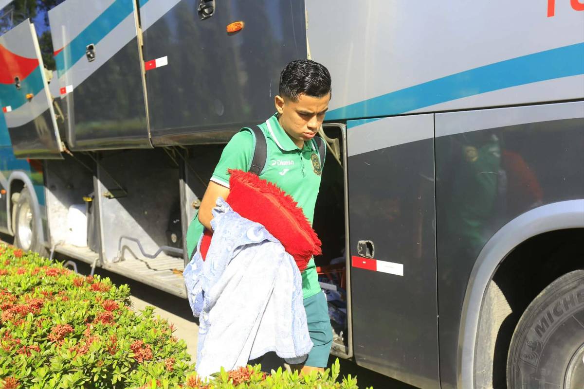 Marathón sale rumbo a Tegucigalpa: El jugador con la biblia en mano, otro con tablet y todos los cachivaches de Rubilio