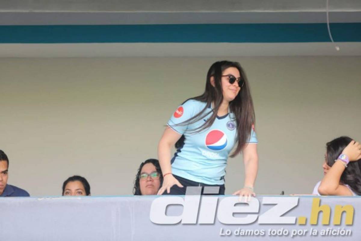 ¿Quién es la rubia? Las hermosas chicas que le dieron el color al clásico Olimpia-Motagua