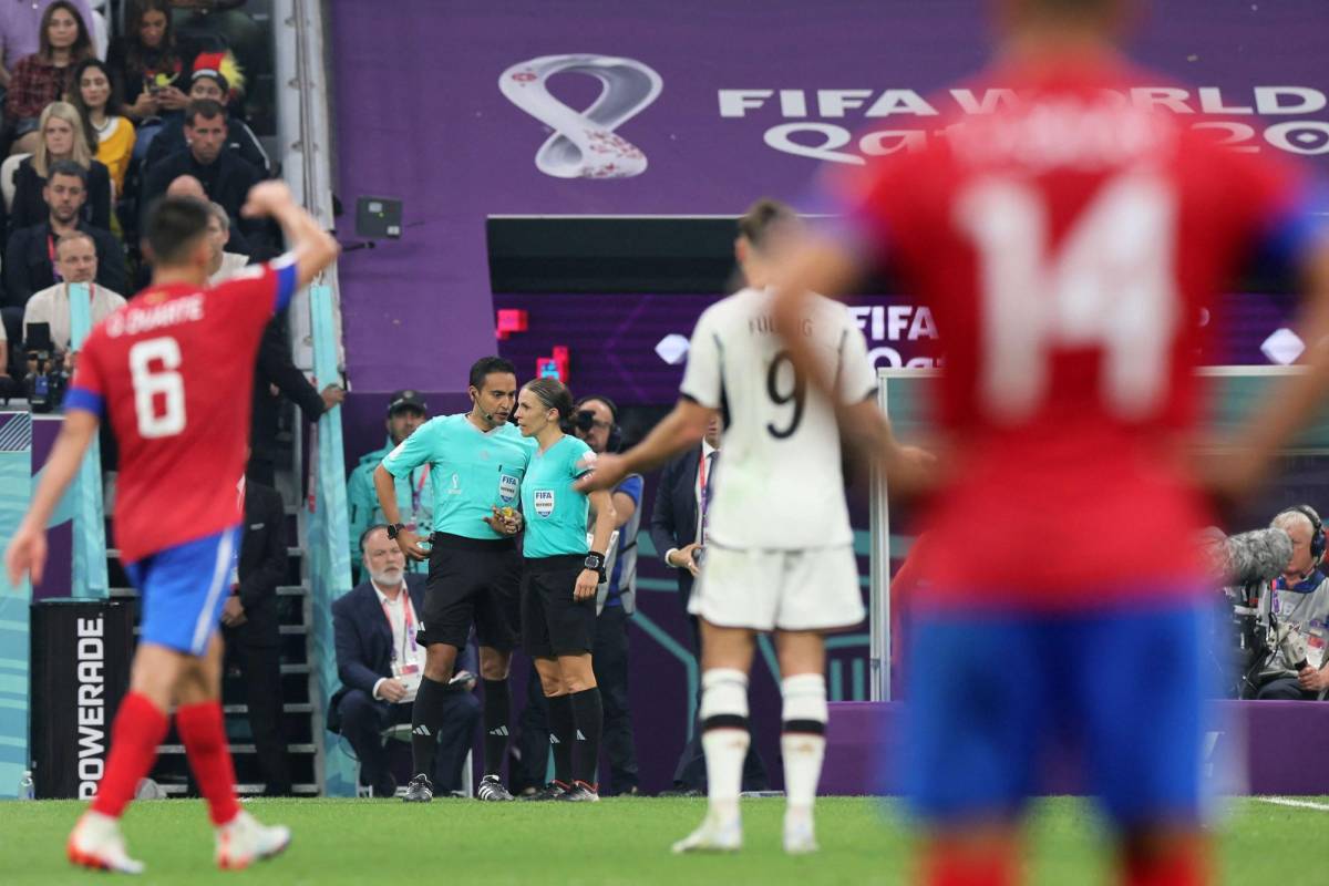 Saíd Martínez junto con Stephanie Frappart durante el partido entre Costa Rica y Alemania en el Mundial,