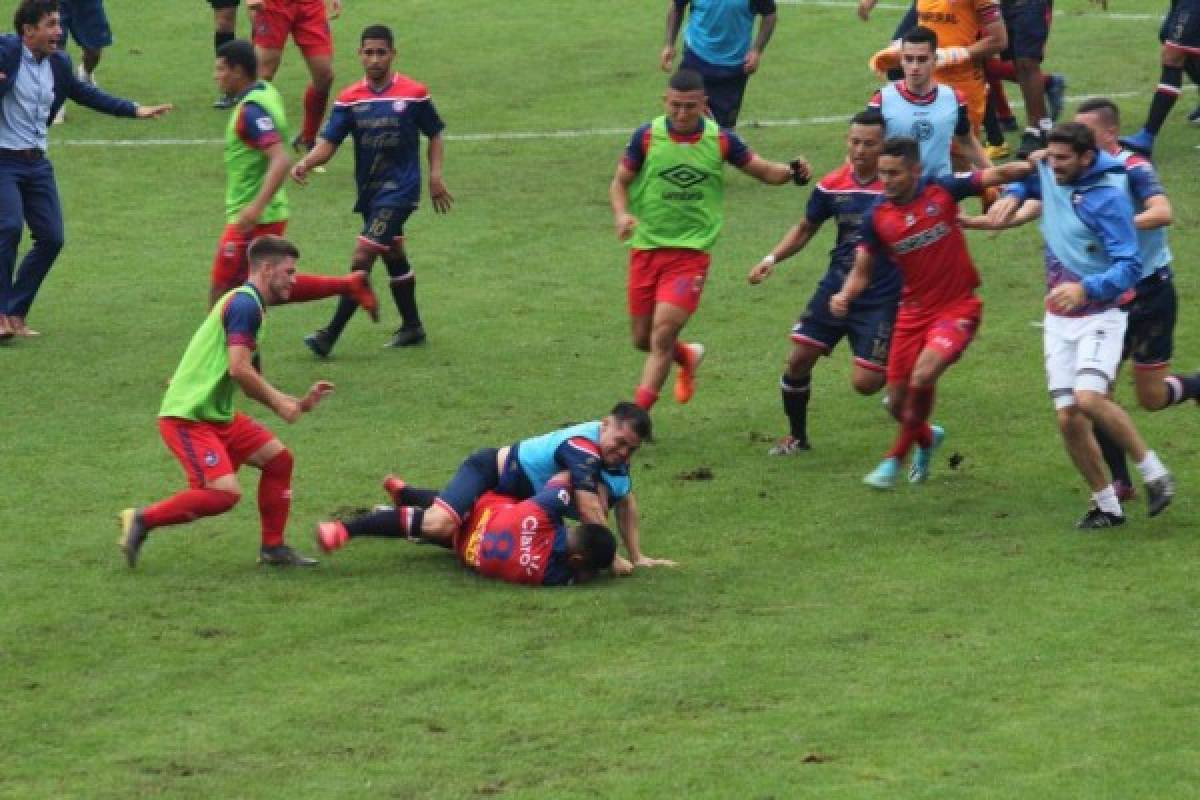 La pelea salvaje entre jugadores del Municipal y Xelajú en Guatemala; hubo ocho expulsados