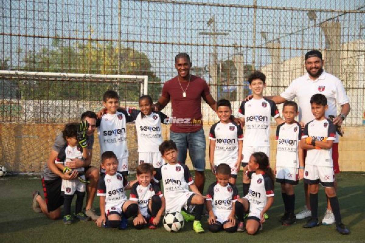 Brayan Beckeles hace visita sorpresa a niños de la academia de Marcelo Canales