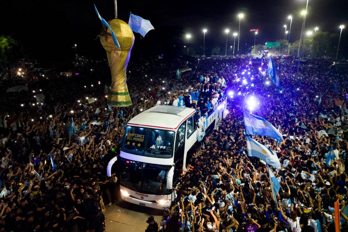 La copa está en casa: El espectacular recibimiento en Argentina a Messi y los campeones del Mundo