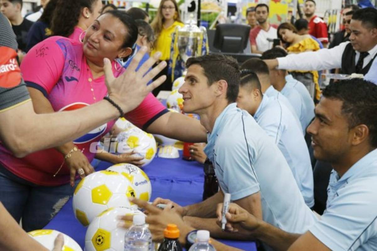Dos chicas hermosas: Afición del Motagua acuerpa a su equipo previo al clásico ante Olimpia