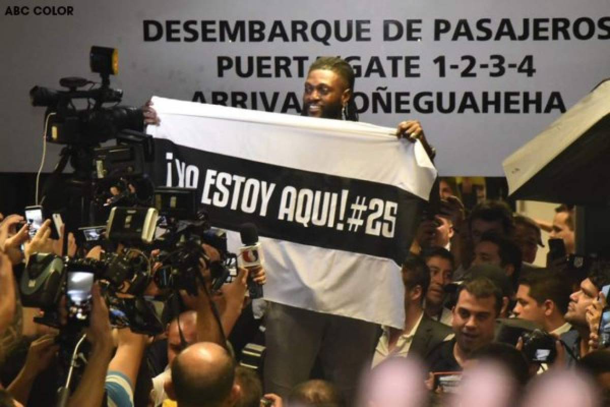 Adebayor llega a Paraguay para ser presentado por Olimpia y desborda locura