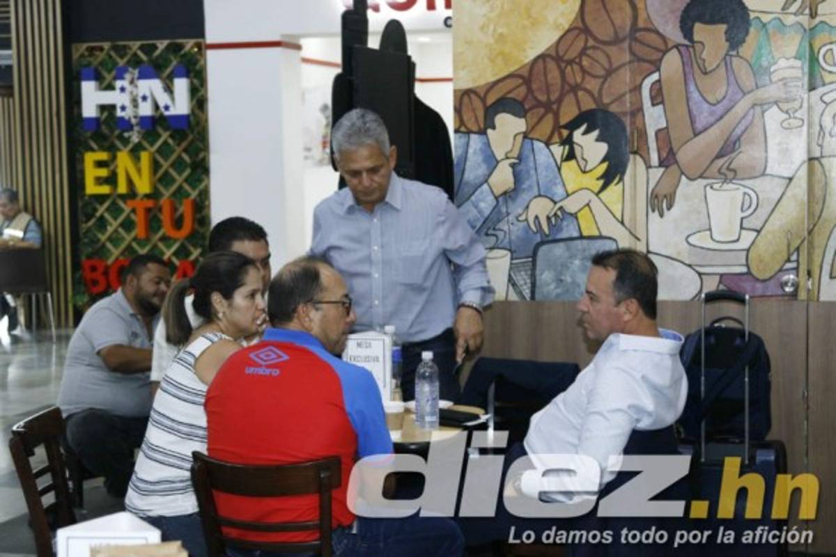 Con una visita sorpresiva: Emotiva despedida a Reinaldo Rueda, Elis y Chirinos en el aeropuerto