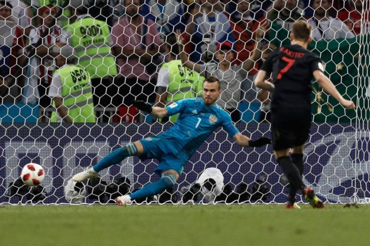Croatia's midfielder Ivan Rakitic (R) scores his winning penalty past Russia's goalkeeper Igor Akinfeev during the Russia 2018 World Cup quarter-final football match between Russia and Croatia at the Fisht Stadium in Sochi on July 7, 2018. / AFP PHOTO / Adrian DENNIS / RESTRICTED TO EDITORIAL USE - NO MOBILE PUSH ALERTS/DOWNLOADS