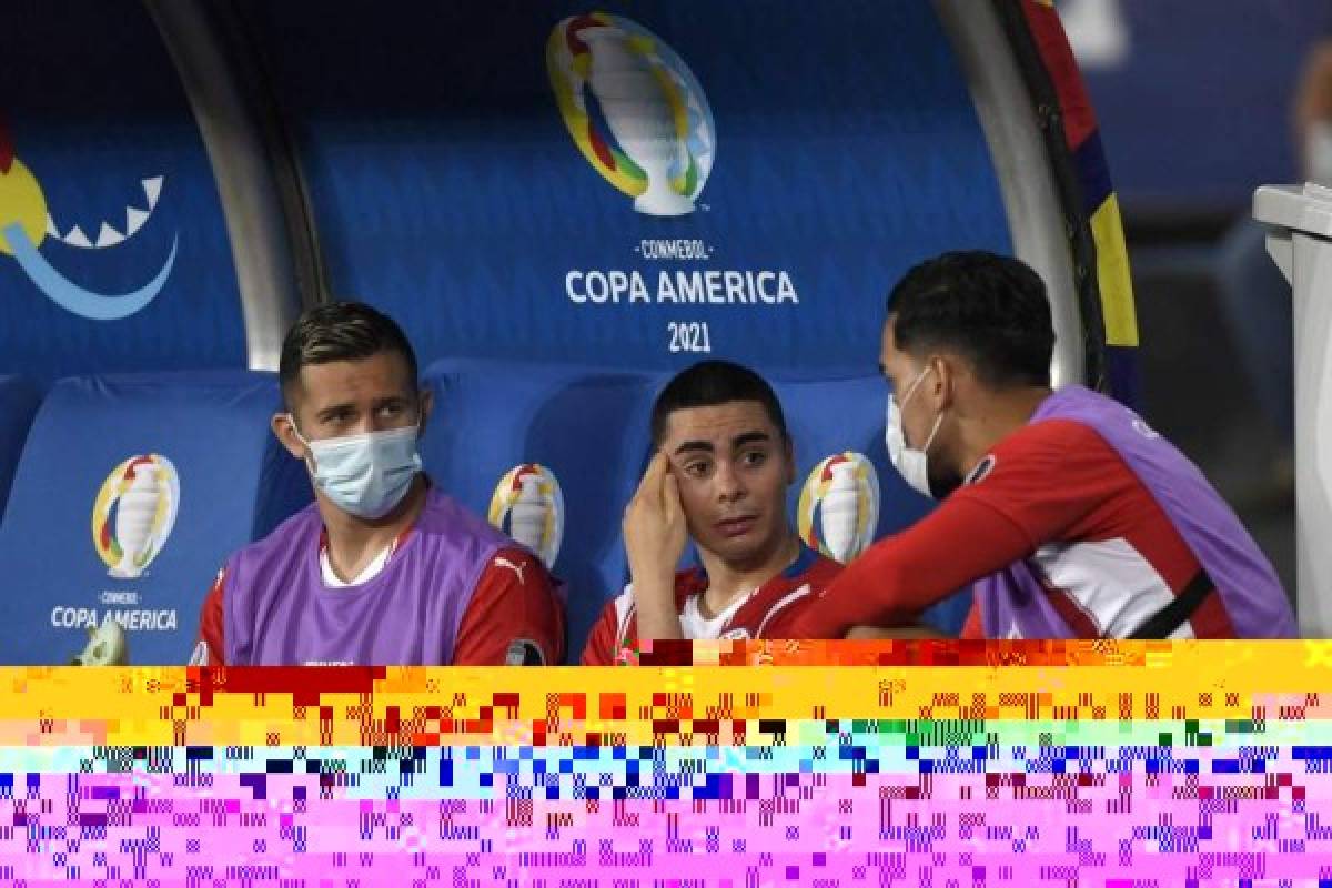 Paraguay's Miguel Almiron (C) speaks with teammates after leaving the field due to an injury during the Conmebol Copa America 2021 football tournament group phase match between Uruguay and Paraguay at the Nilton Santos Stadium in Rio de Janeiro, Brazil, on June 28, 2021. (Photo by MAURO PIMENTEL / AFP)
