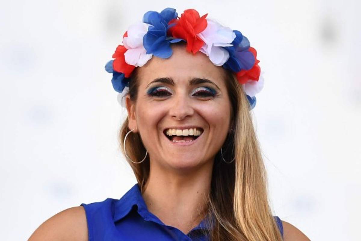 El toque femenino: Las bellezas en el Francia-Alemania