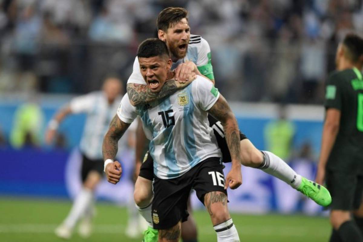 TOPSHOT - Argentina's defender Marcos Rojo (lower) celebrates his goal with Argentina's forward Lionel Messi during the Russia 2018 World Cup Group D football match between Nigeria and Argentina at the Saint Petersburg Stadium in Saint Petersburg on June 26, 2018. / AFP PHOTO / GABRIEL BOUYS / RESTRICTED TO EDITORIAL USE - NO MOBILE PUSH ALERTS/DOWNLOADS