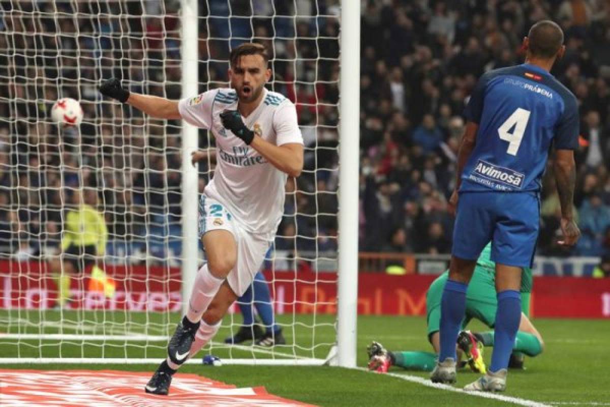 GRAF938. MADRID, 28/11/2017.- El delantero del Real Madrid, Borja Mayoral, celebra el primer gol del equipo blanco durante el encuentro correspondiente a la vuelta de los dieciseisavos de final de la Copa del Rey que disputan esta noche frente al Fuenlabrada en el estadio Santiago Bernabéu, en Madrid. EFE/Kiko Huesca.