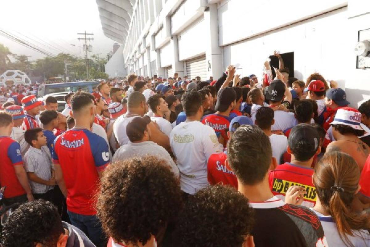 Olimpia desborda la locura de sus fanáticos en el Estadio Morazán