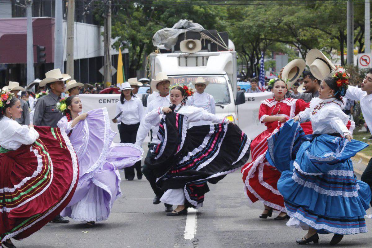 Honduras: tiktokers en excelencia académica, bellas presentadoras, Teófimo López presente y patriotismo en el desfile del 15 de septiembre