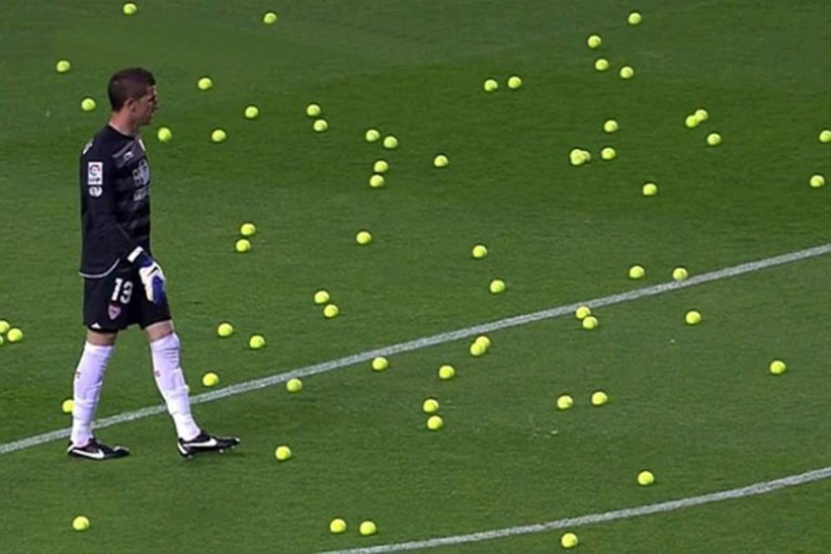 TOP: Las cosas más raras que han lanzado a un campo de fútbol