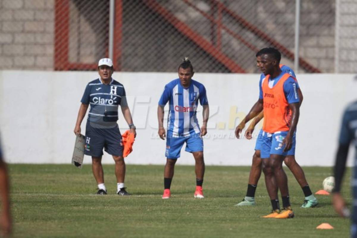 CURIOSAS: El abrazo de Carlo Costly y los que están atrás de Donis Escober