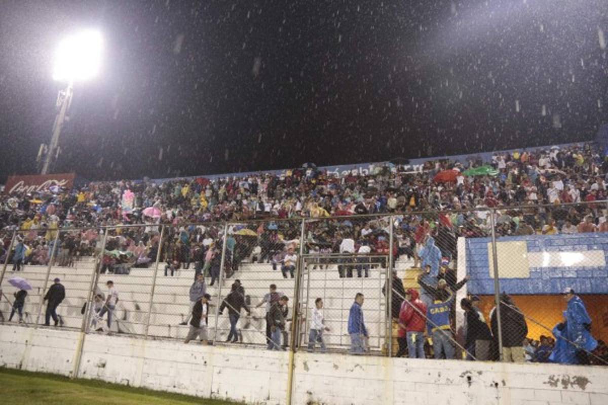 FOTOS: Afición de Olimpia no falla y llena el estadio Nacional