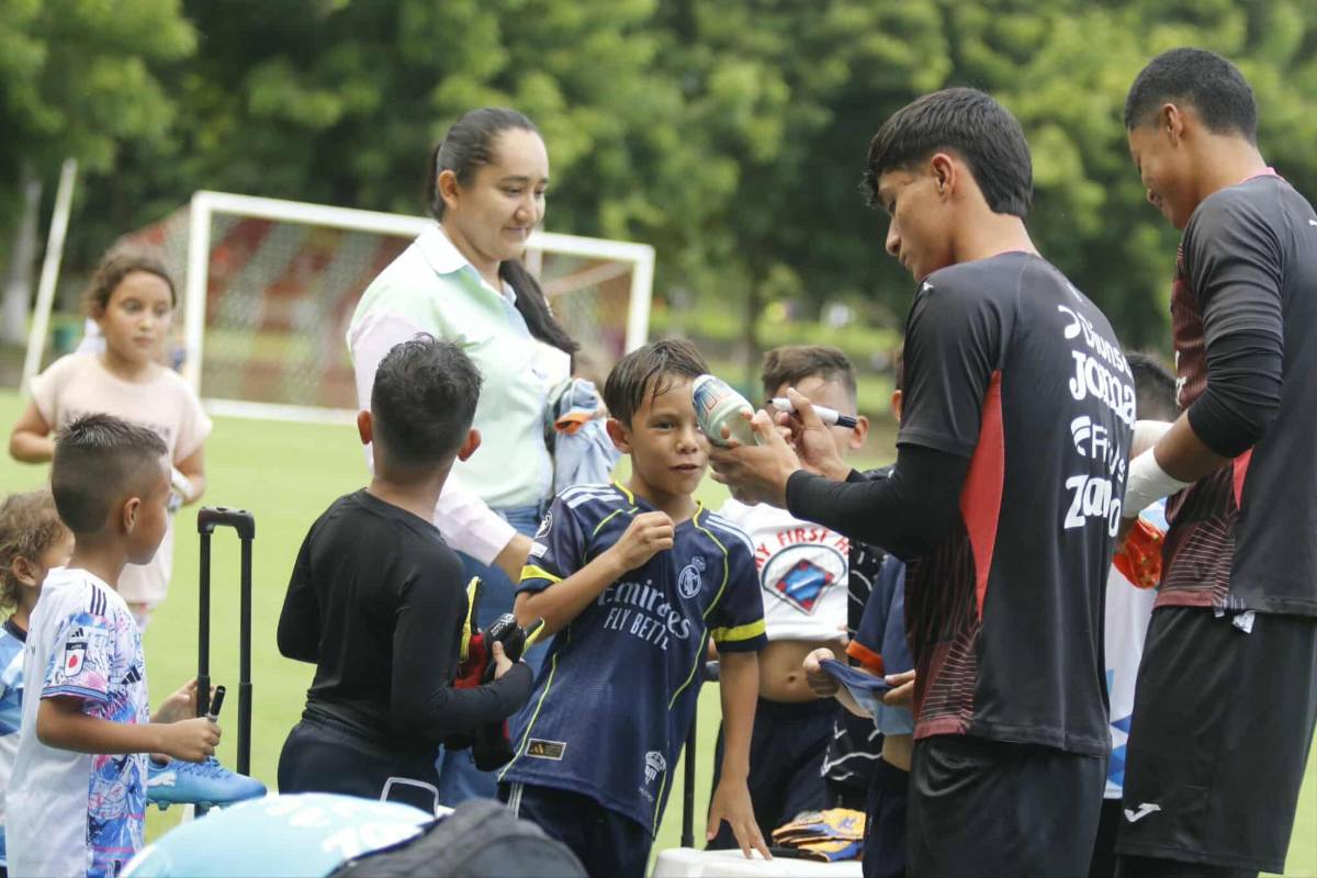 La Sub 17 de Honduras afinó detalles para viajar a Qatar: La exfigura de la 'H' que llegó a hablar con Luis Suazo y los niños pidiendo autógrafos