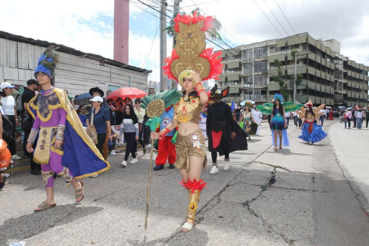 Honduras: tiktokers en excelencia académica, bellas presentadoras, Teófimo López presente y patriotismo en el desfile del 15 de septiembre