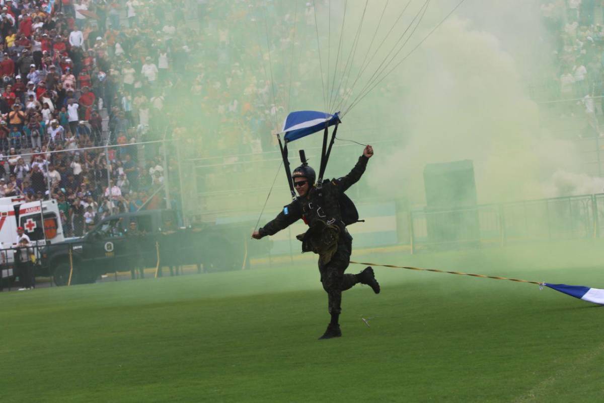Honduras: tiktokers en excelencia académica, bellas presentadoras, Teófimo López presente y patriotismo en el desfile del 15 de septiembre