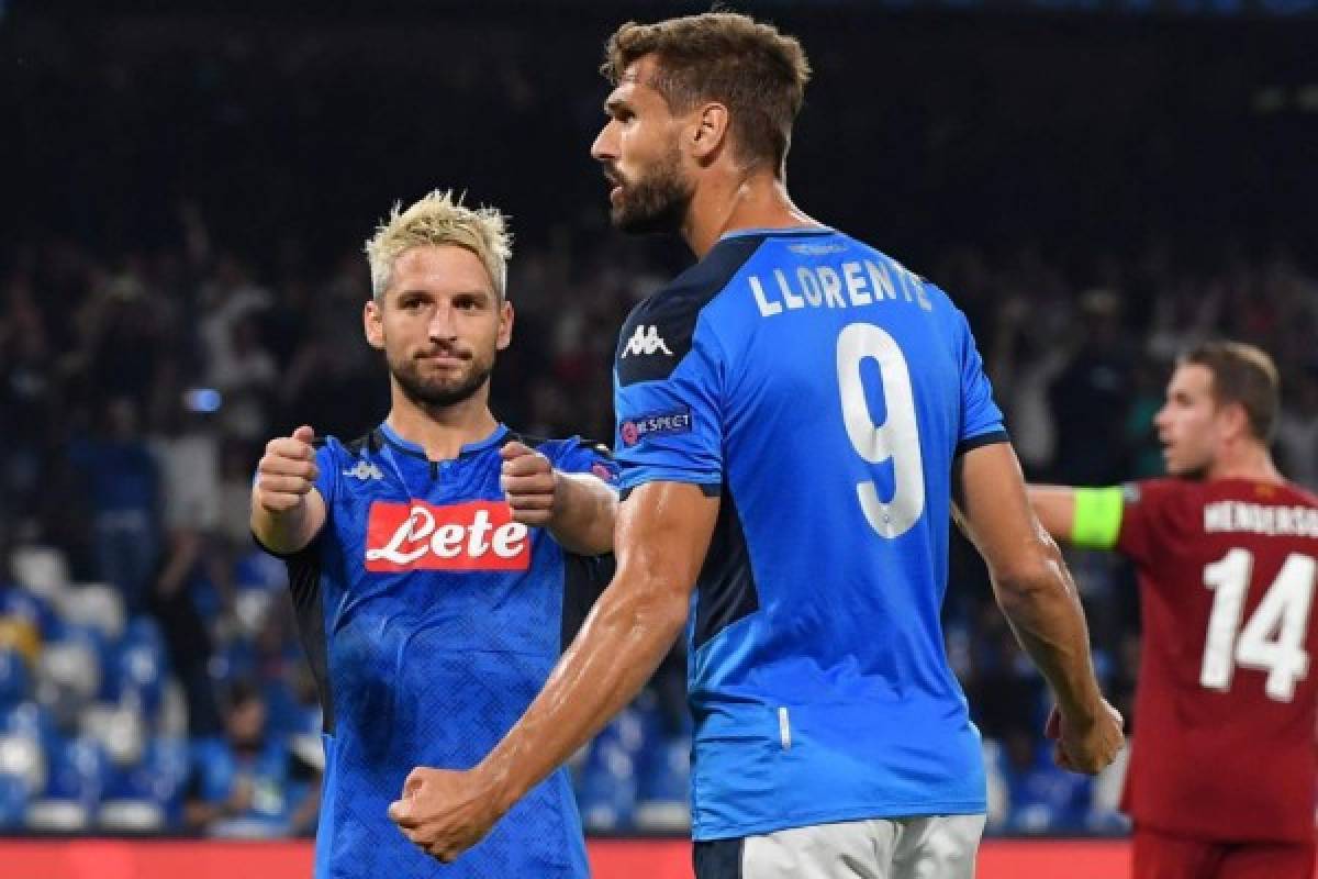 Napoli's Belgian forward Dries Mertens (L) celebrates with Napoli's Spanish forward Fernando Llorente after scoring a penalty during the UEFA Champions League Group E football match Napoli vs Liverpool on September 17, 2019 at the San Paolo stadium in Naples. (Photo by Andreas SOLARO / AFP)