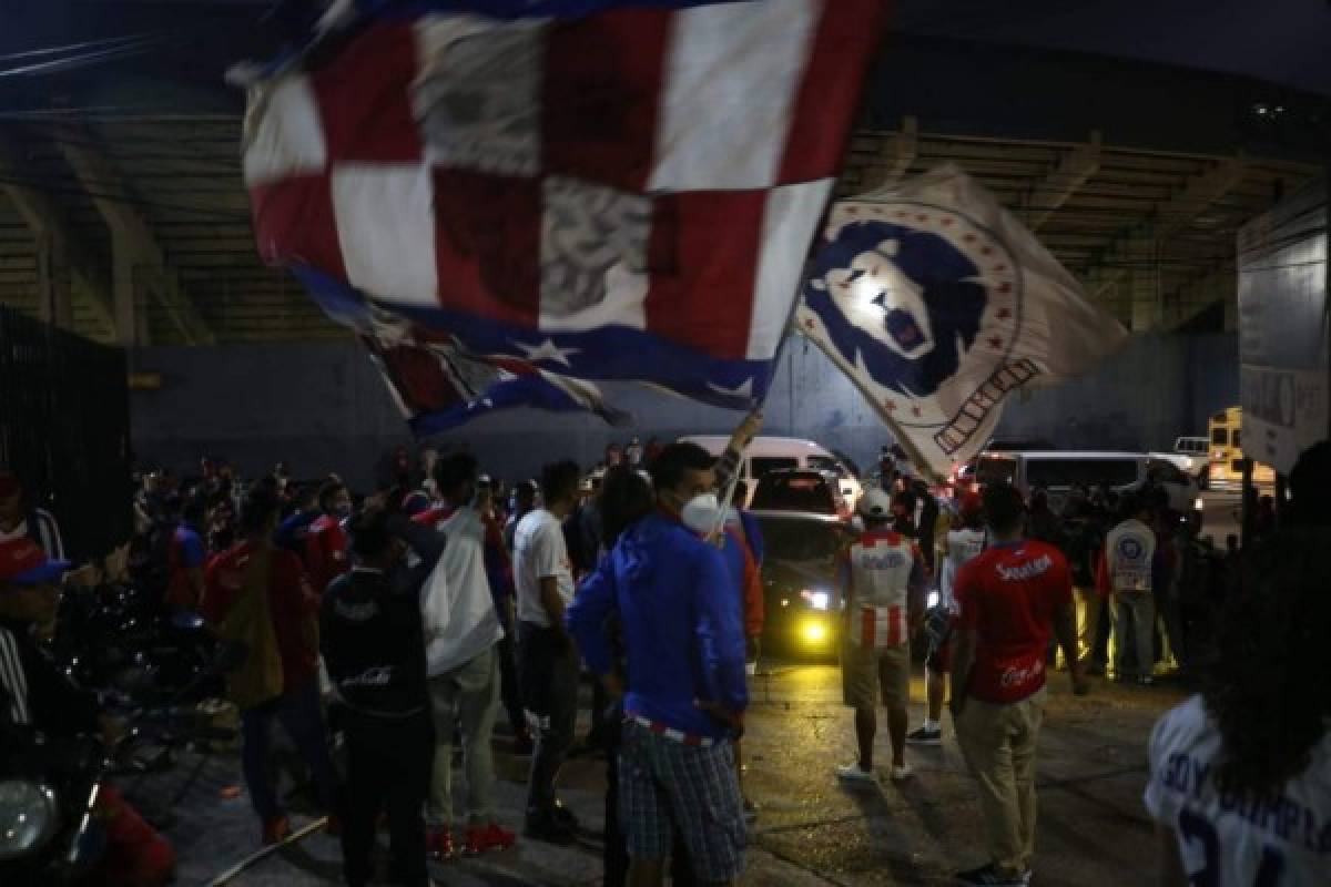 FOTOS: La UltraFiel y su banderazo a Olimpia fuera del estadio Nacional