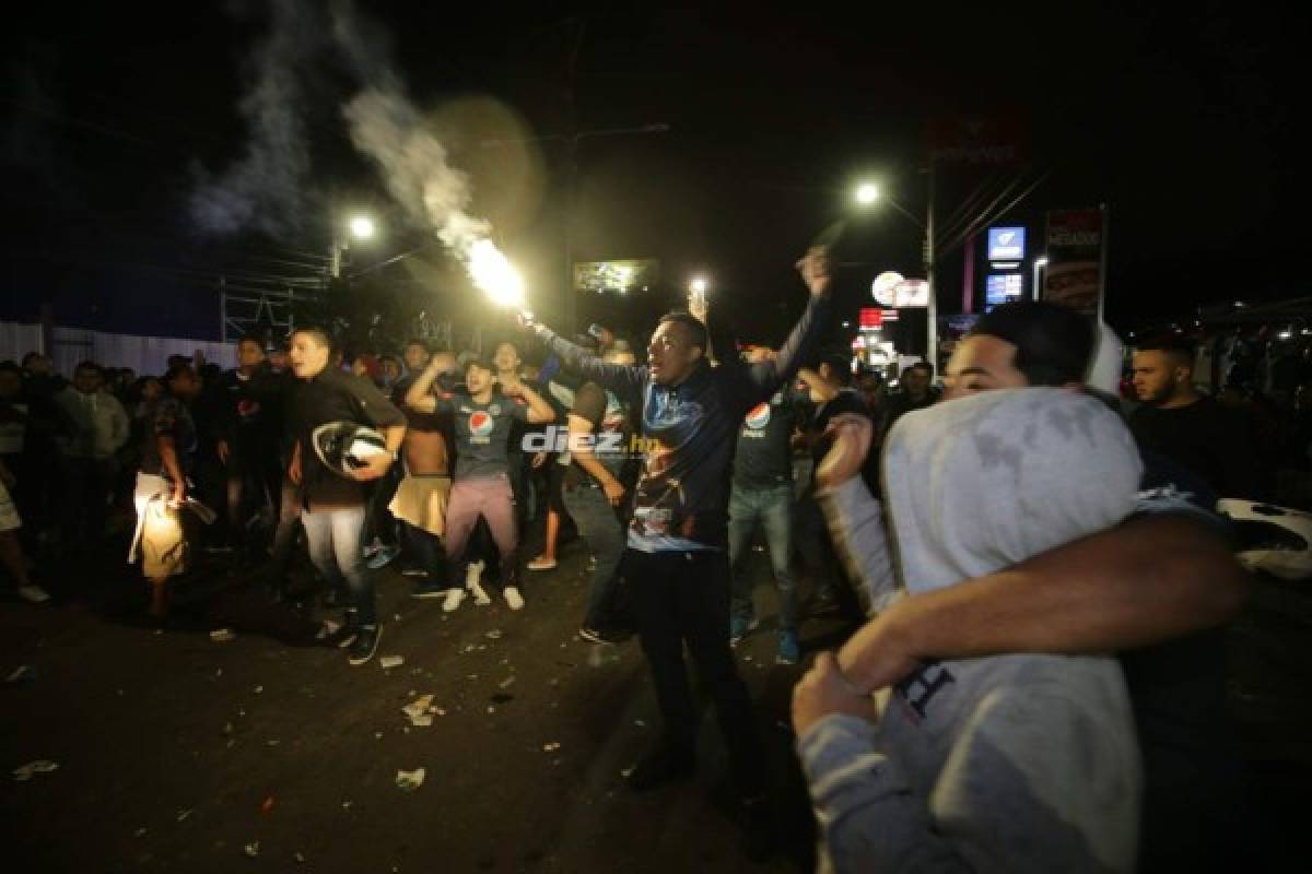 ¡Tegucigalpa se tiñe de azul! Aficionados salen a las calles a festejar la 16 del Motagua