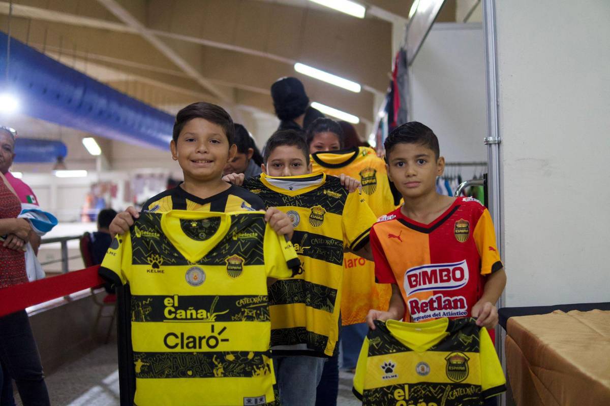 Real España mantiene la buena vibra del liderato en la Liga Nacional de Honduras y comparte con los fanáticos aurinegros