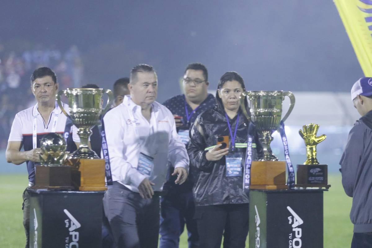 Ambientazo en el estadio Rubén Deras, hermosas jóvenes y ni la lluvia detiene la gran final del ascenso de Honduras entre CD Choloma y Platense