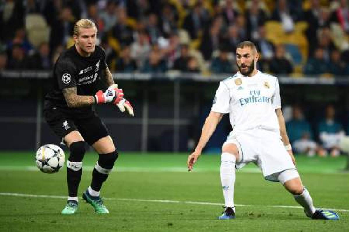 Real Madrid's French forward Karim Benzema (R) scores a goal past Liverpool's German goalkeeper Loris Karius (L) during the UEFA Champions League final football match between Liverpool and Real Madrid at the Olympic Stadium in Kiev, Ukraine, on May 26, 2018. / AFP PHOTO / FRANCK FIFE