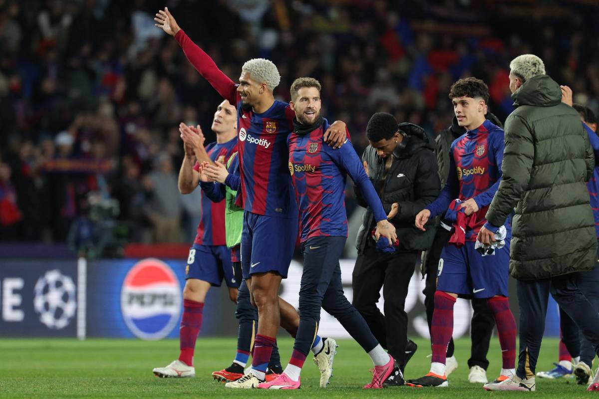 La eufórica celebración del Barcelona y Xavi por volver a cuartos de la Champions y el corte que sufrió Ronald Araújo