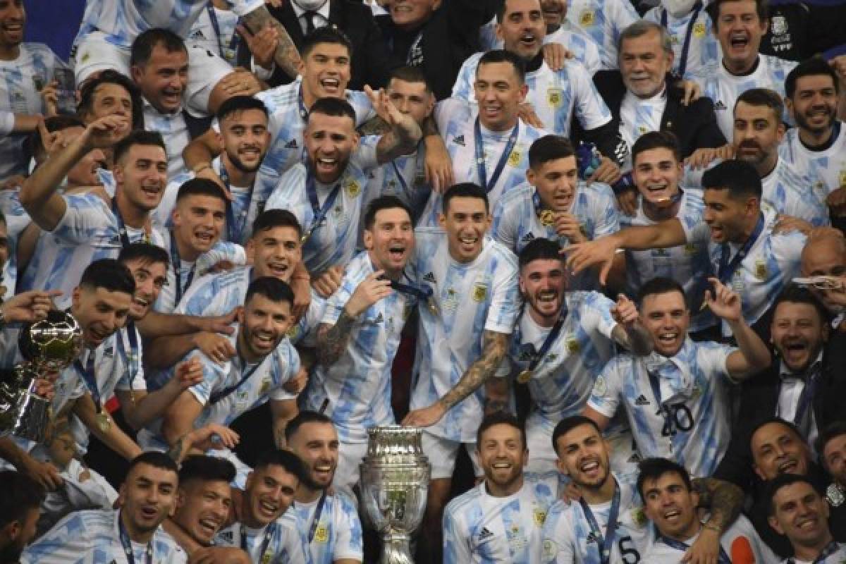 Regreso con gloria: la Albiceleste campeona de América llegó a Argentina tras coronarse en Brasil