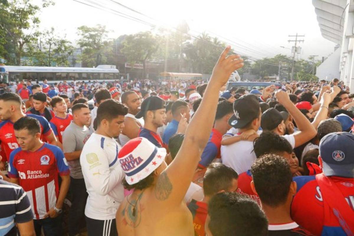 Olimpia desborda la locura de sus fanáticos en el Estadio Morazán