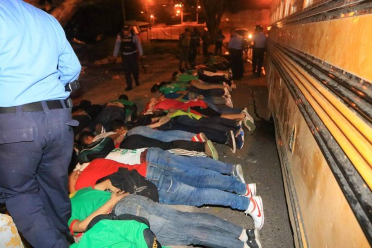 FOTOS: Barras del Olimpia y Marathón cruzan disparos en pleito