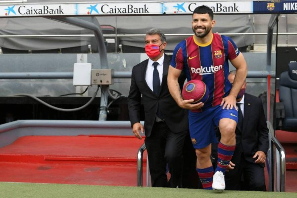 Las imágenes de la presentación del Kun Agüero en Barcelona: Gesto de Laporta y firma de contrato
