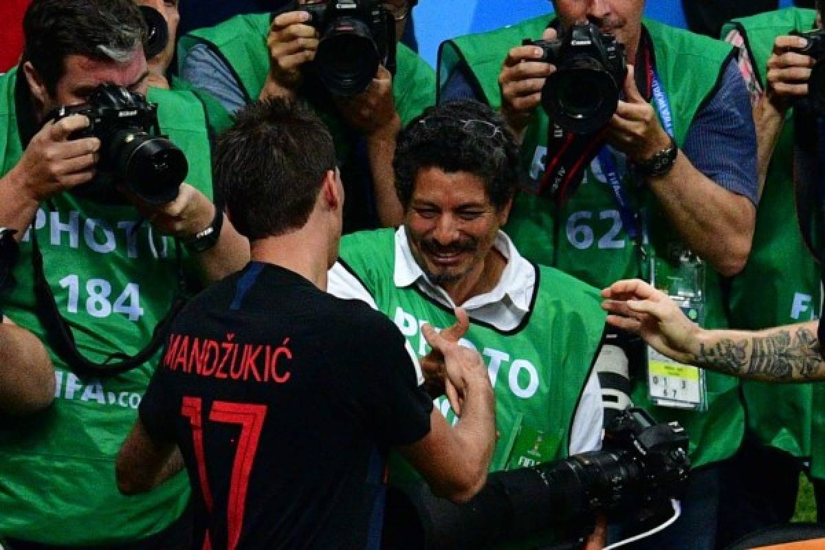 Fotógrafo de El Salvador recibe beso de croata en gol de Mandzukic