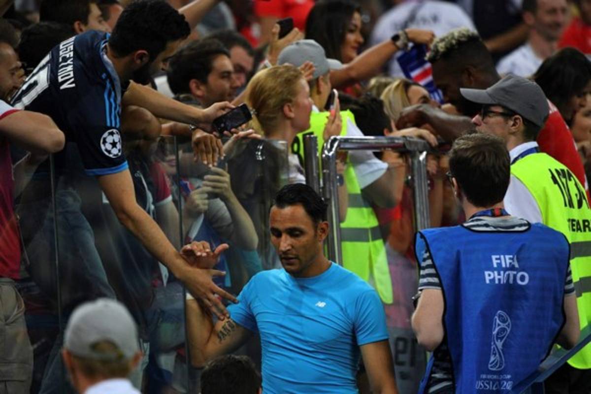 ¿Quién es la rubia? Costa Rica se despide con dignidad y el cambio de camisas