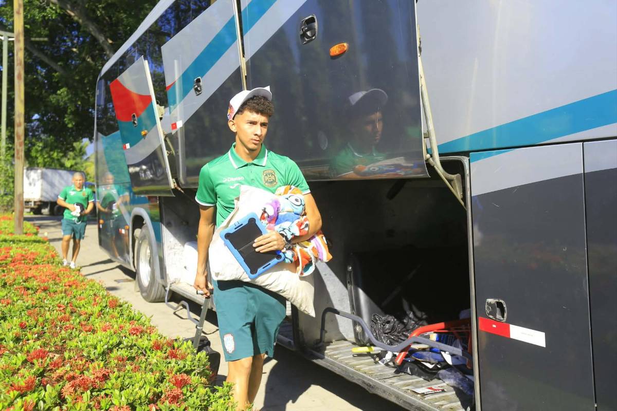 Marathón sale rumbo a Tegucigalpa: El jugador con la biblia en mano, otro con tablet y todos los cachivaches de Rubilio