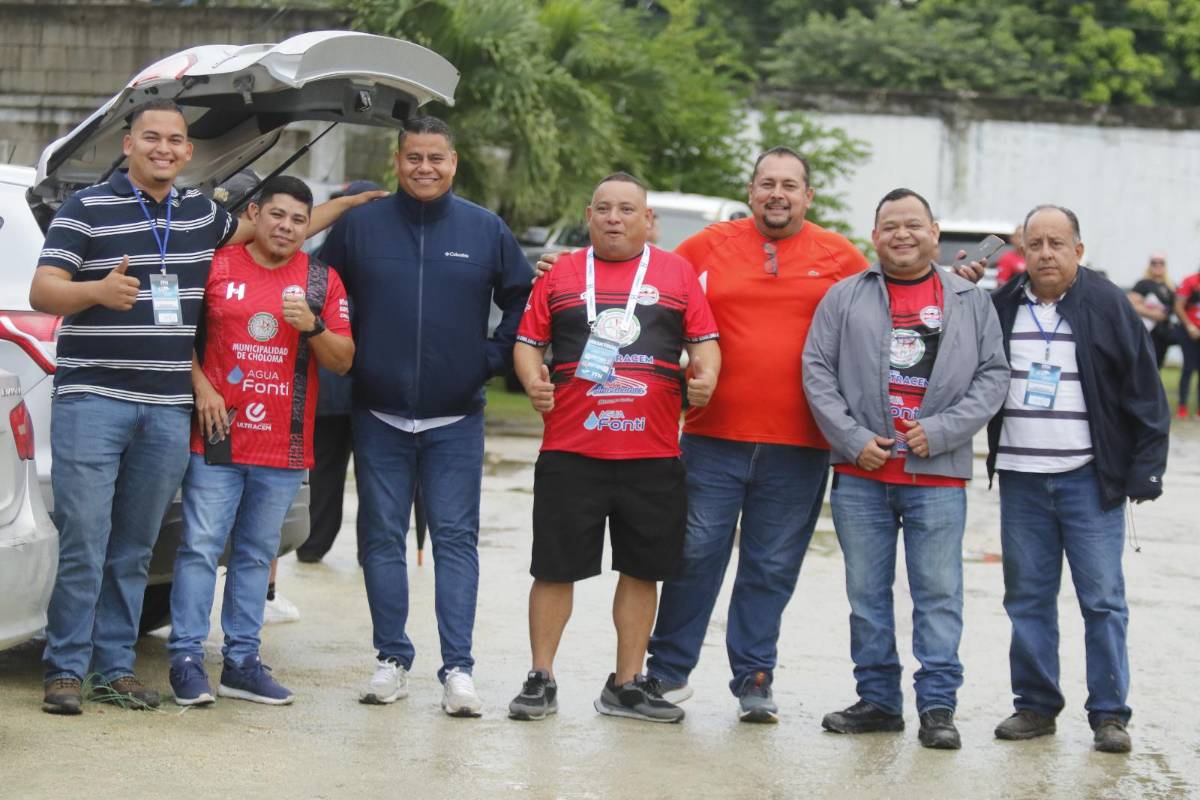 Ambientazo en el estadio Rubén Deras, hermosas jóvenes y ni la lluvia detiene la gran final del ascenso de Honduras entre CD Choloma y Platense