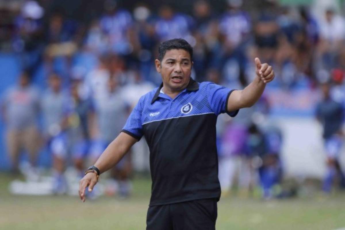 Victoria golea al Pinares y es el nuevo ascendido a la Liga Nacional de Honduras- Victoria es campeÃ³n del Clausura 2021- El Victoria vence al Pinares y vuelve a la primera divisiÃ³n - Victoria golea al Pinares y es el nuevo ascendido a la Liga Nacional de Honduras- Victoria barriÃ³ al AtlÃ©tico Pinares para regresar, cinco aÃ±os despuÃ©s, a la Liga Nacional de Honduras. El conjunto ceibeÃ±o no tuvo compasiÃ³n del equipo de Ocotepeque y con mucha categorÃ­a se impuso 3-0 en la vuelta de la final por el ascenso y fue el justo vencedor. Se fueron a la segunda en mayo del 2016 y regresaron en junio del 2021. El Victoria regresÃ³ este sÃ¡bado al fÃºtbol de la primera divisiÃ³n de Honduras al vencer por 3-0 (5-0) al Pinares, en el juego de vuelta de la final de la Liga de Ascenso.- De local en la ciudad de La Ceiba, en el Caribe hondureÃ±o, el Victoria le ganÃ³ con solvencia los dos partidos de la final al Pinares, de Ocotepeque, occidente; el primero por 2-0, la semana pasada, y el segundo, por 3-0.- Carlos Chato Padilla DT - director tÃ©cnico (DT)