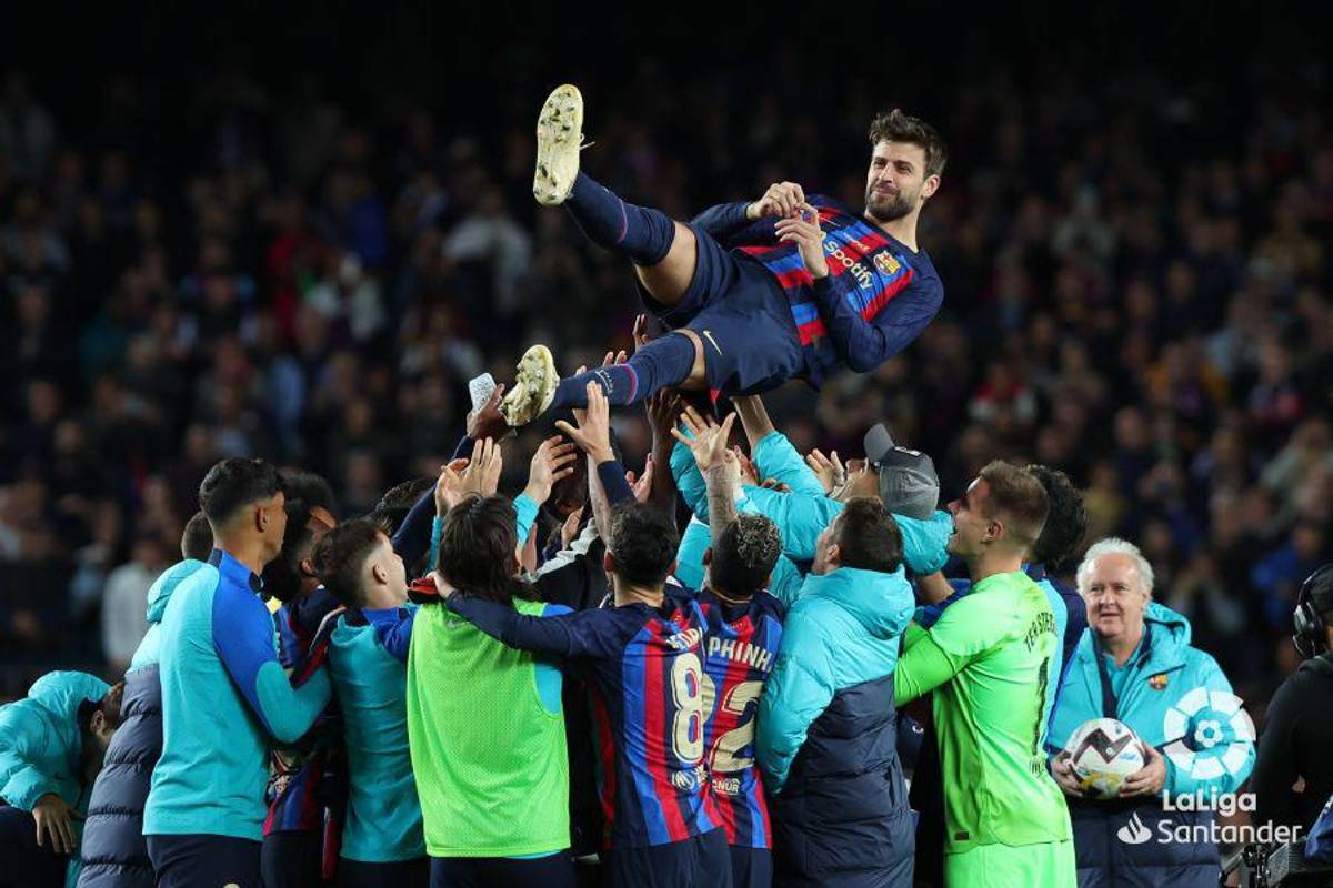 Con sus hijos, entre lágrimas y hasta le llevaron flores: la última noche de Piqué como jugador del Barcelona en el Camp Nou
