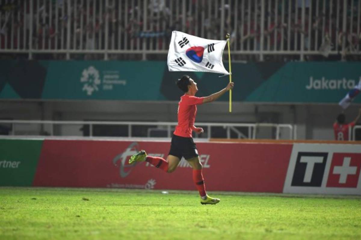 South Korea's Heung Min Son celebrates after winning against Japan in the men's gold medal football match at the 2018 Asian Games in Bogor on September 1, 2018. / AFP PHOTO / Arief Bagus