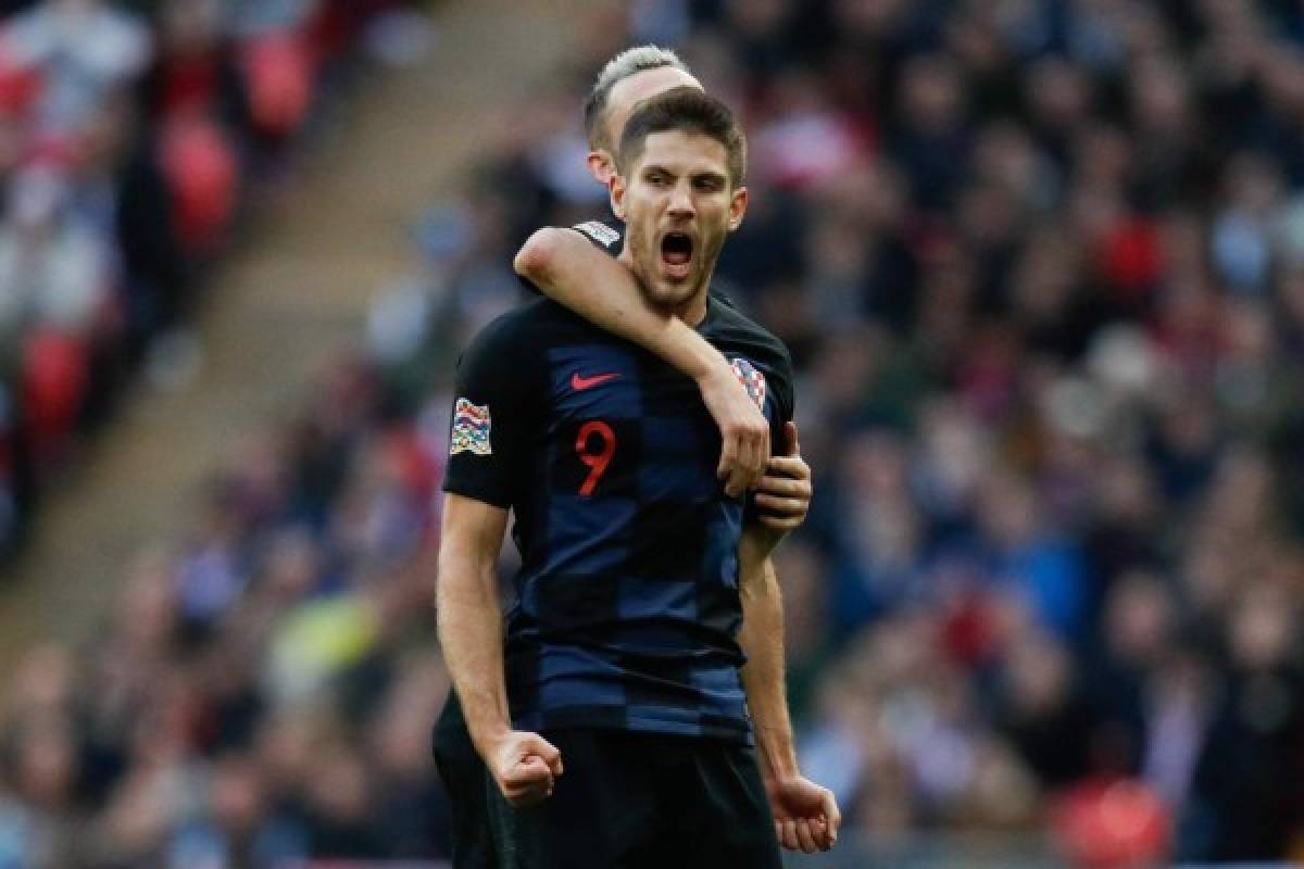 Croatia's striker Andrej Kramaric celebrates with Croatia's midfielder Marcelo Brozovic (L) after scoring the first goal during the international UEFA Nations League football match between England and Croatia at Wembley Stadium in London on November 18, 2018. (Photo by Adrian DENNIS / AFP) / NOT FOR MARKETING OR ADVERTISING USE / RESTRICTED TO EDITORIAL USE