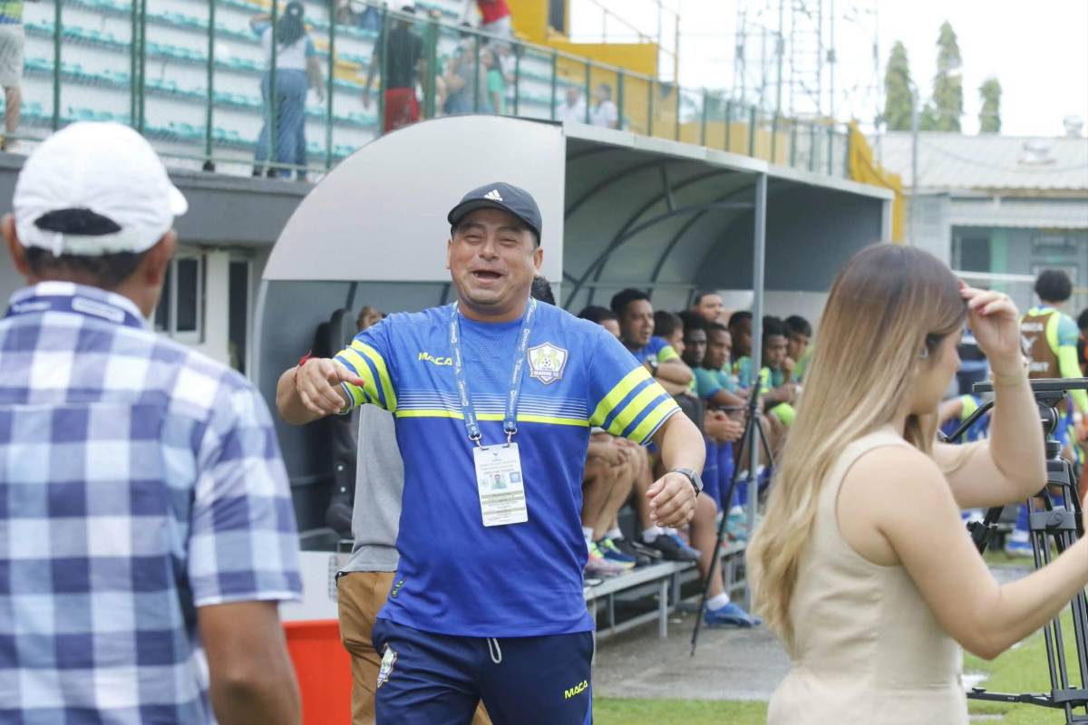Las dos chicas que eclipsaron en el Excélsior y lo que ingresaron los árbitros al estadio sin ser vistos por la afición