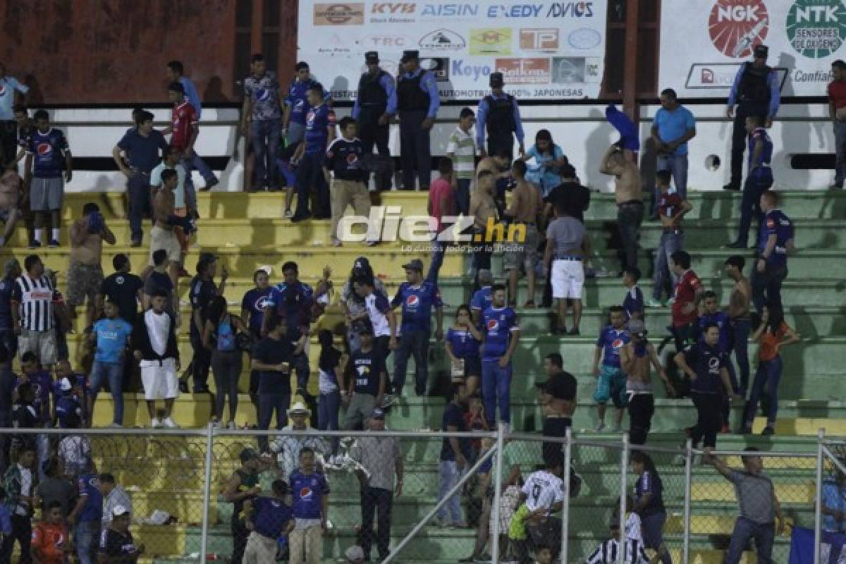 ¡Penoso! Bronca en la cancha de Comayagua y caos en las gradas por gas lacrimógeno