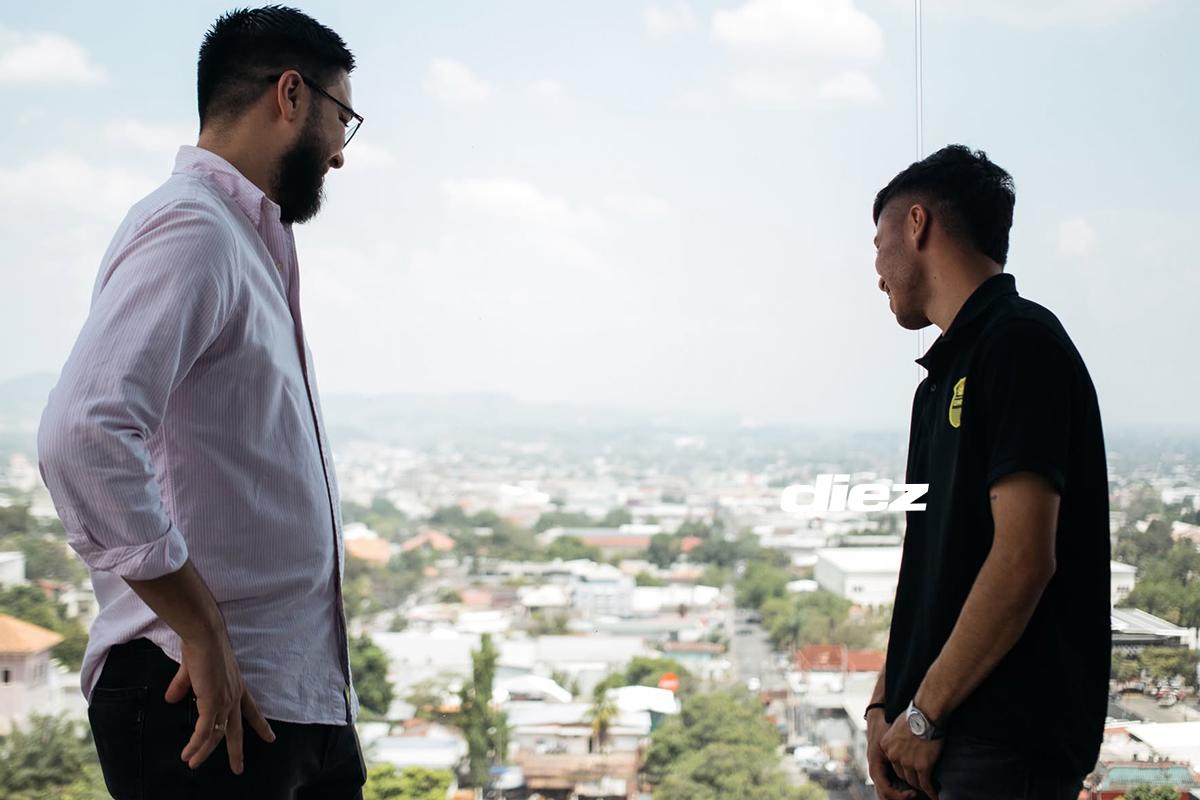 Roberto Osorto con nuestro periodista Mario Jafeth Moreno desde las alturas del Hotel Aloft. (Foto Mauricio Ayala)